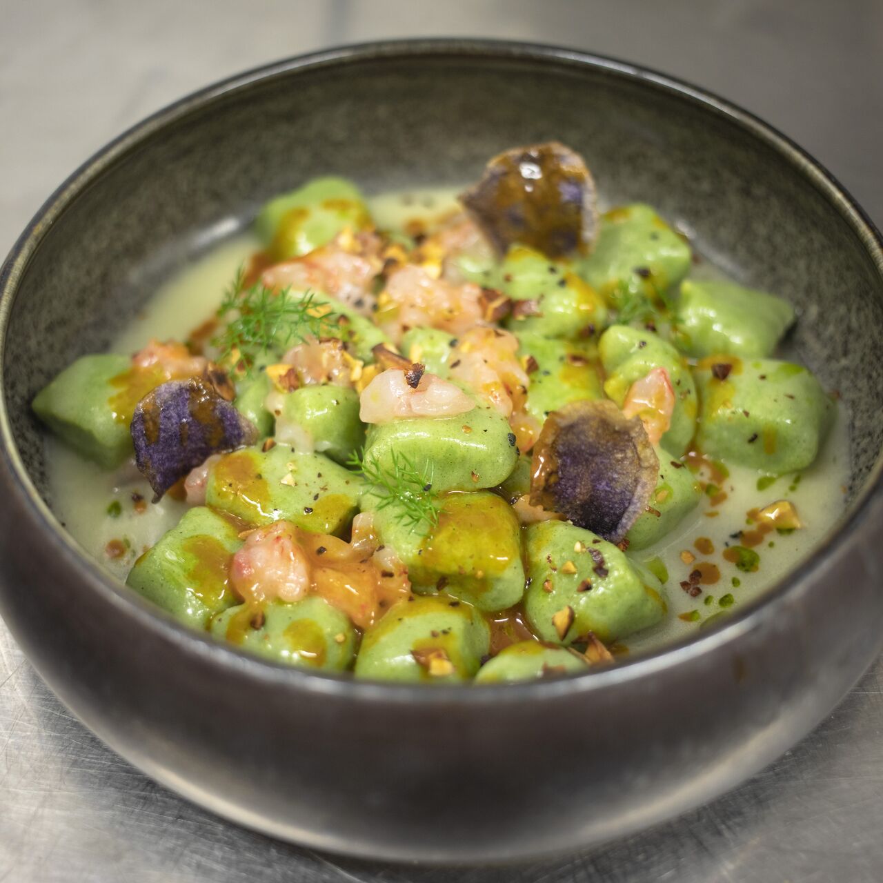 Gnocchi, gambero rosso, salsa cacciucco e mandorle