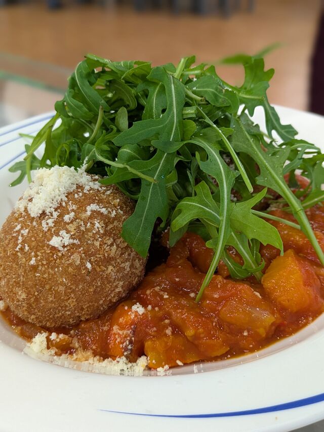 Ofenkürbis mit Risottobällchen und Rucola