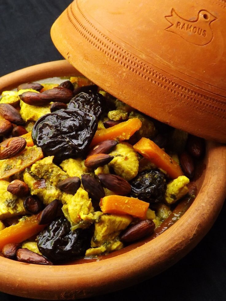 Tajine de poulet au carottes pruneaux et amandes 