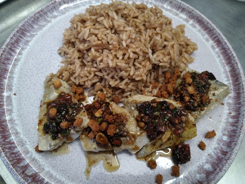 filet de lieu noir à la plancha, riz à la compotée d'oignons rouges, sauce vierge