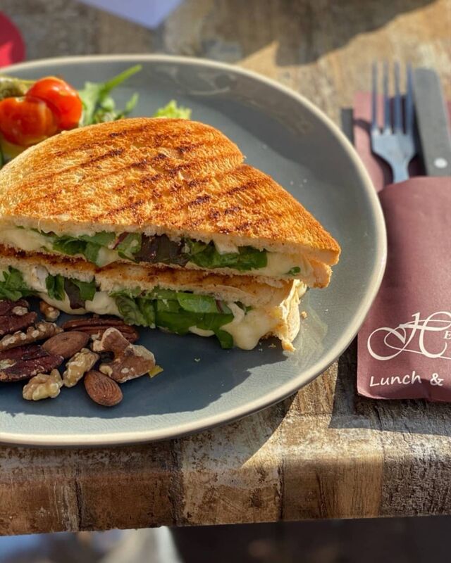 Op nummer 3
Met stip op 3 Tosti Brie met honing en noten