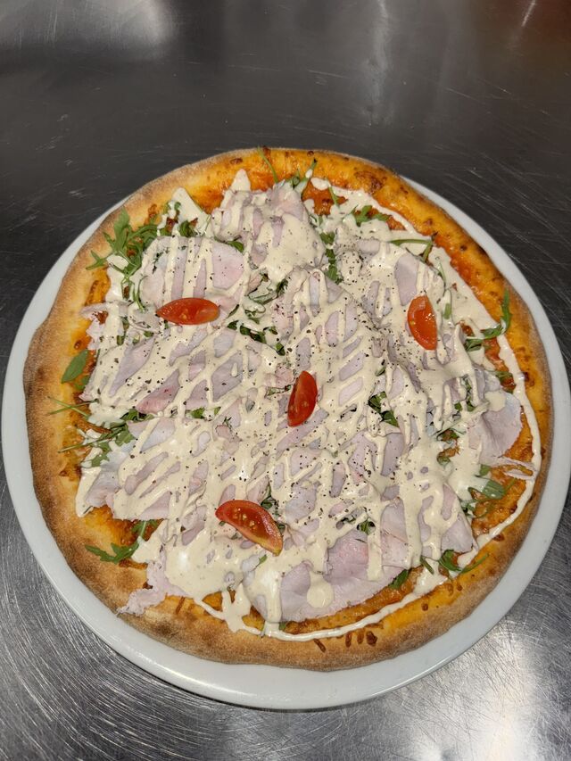 Pizza mit vitello und Ricola und Parmesan 