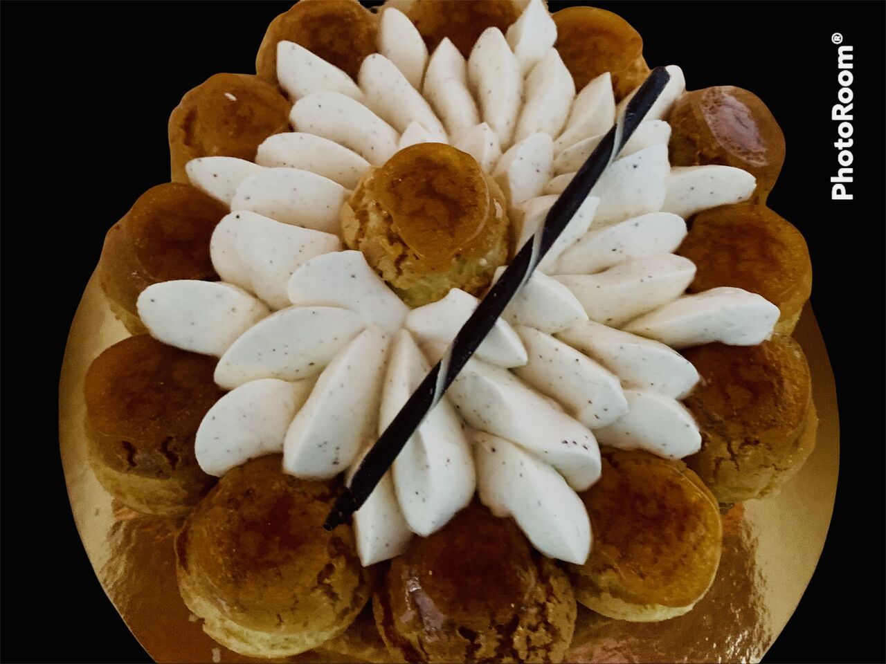 Saint-honoré
Choux crème vanille pâte feuilletée chantilly vanille 