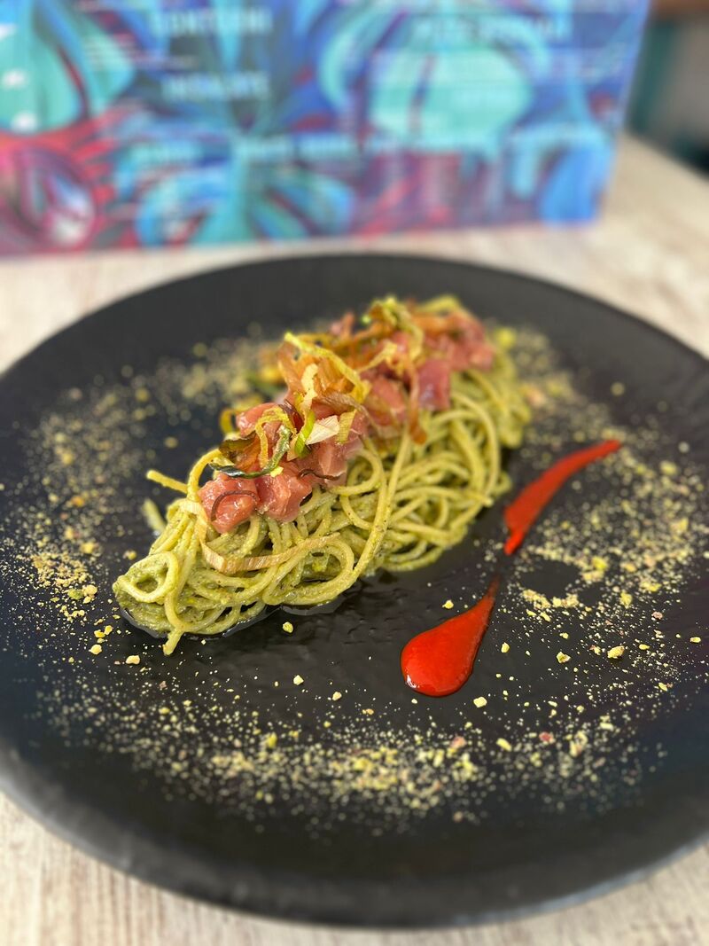 Spaghetti con crema de pistachos y tartare de atun