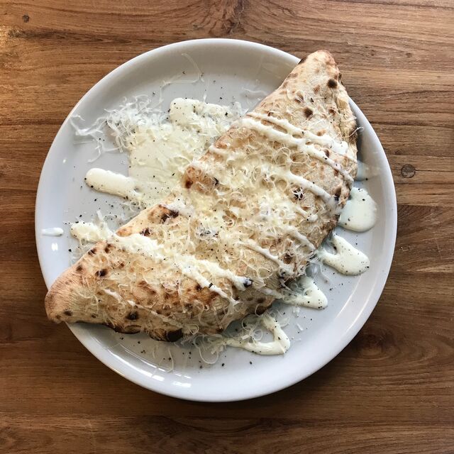 Calzone Cacio & Pepe! Juillet 2021
(Restaurant Nossa, Pizzeria & Bar à vin à Sète)