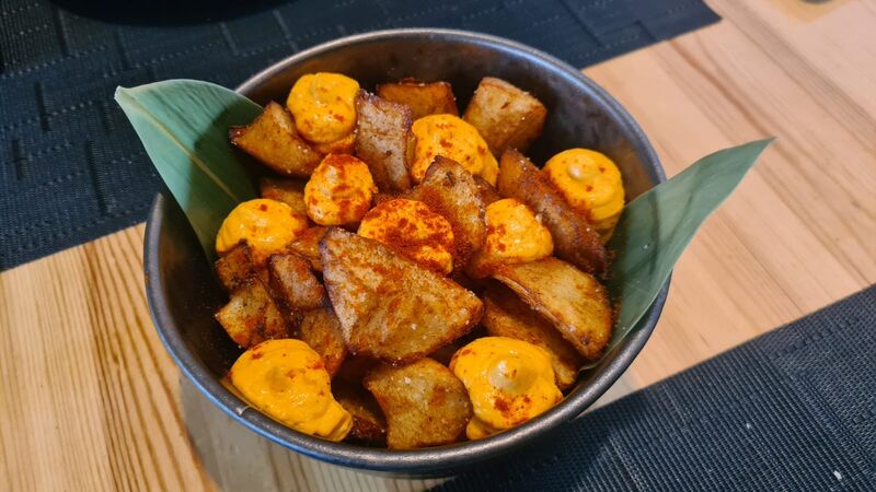 Patatas bravas con allí i oli de gochujang 