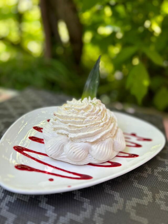 DESSERT DU JOUR (pavlova coco ananas)