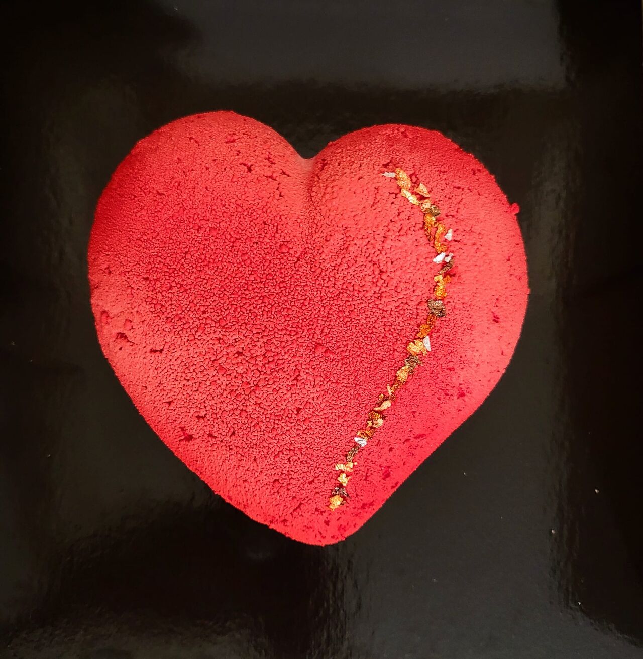 Gâteau cœur velouté rouge et feuille d'or 
