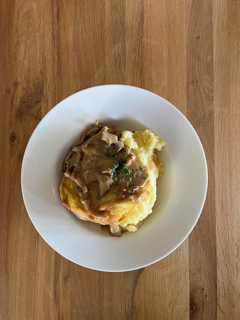 Suprême de poulet sauce champignons et purée maison