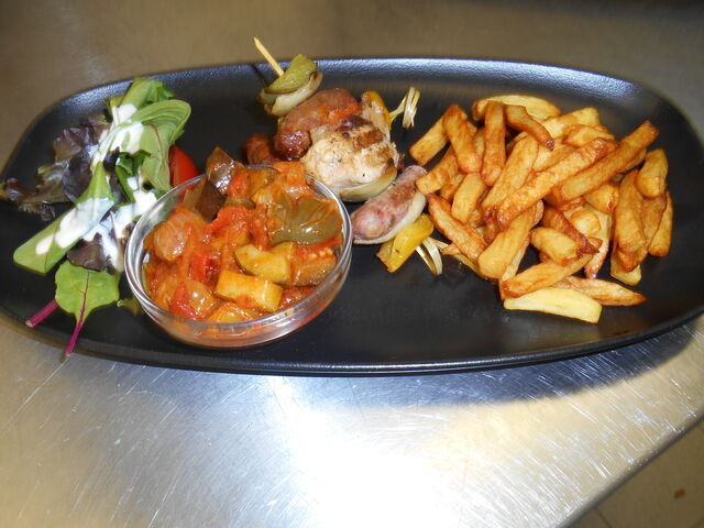 Brochettes mixtes, ratatouille et frites maison (plat du jour)