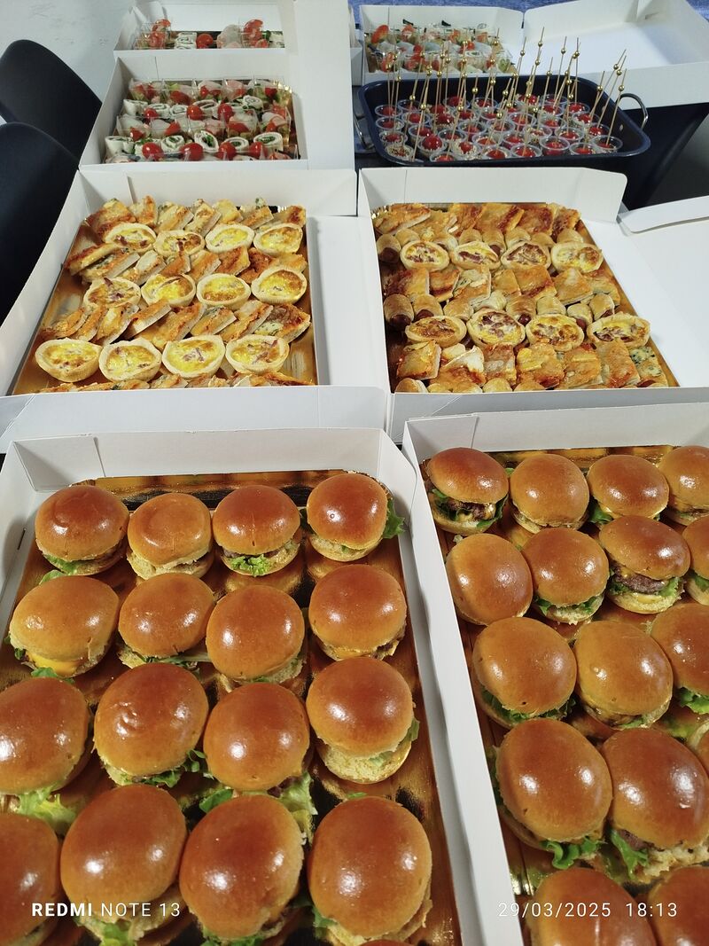 Minis burgers, quiches, pizza
