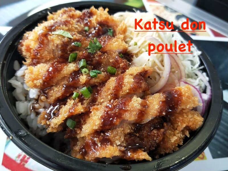 Katsu don au Poulet : bol de riz nature servi avec un steak de poulet pané et d'une salade crudité