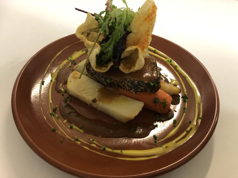 Pavé de thon aux graines snacké, légumes du moment et sauce aigre-douce