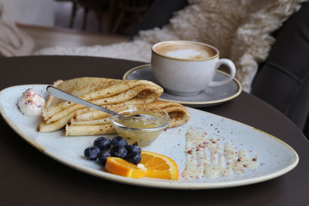 Blini mit Früchten und Marmelade