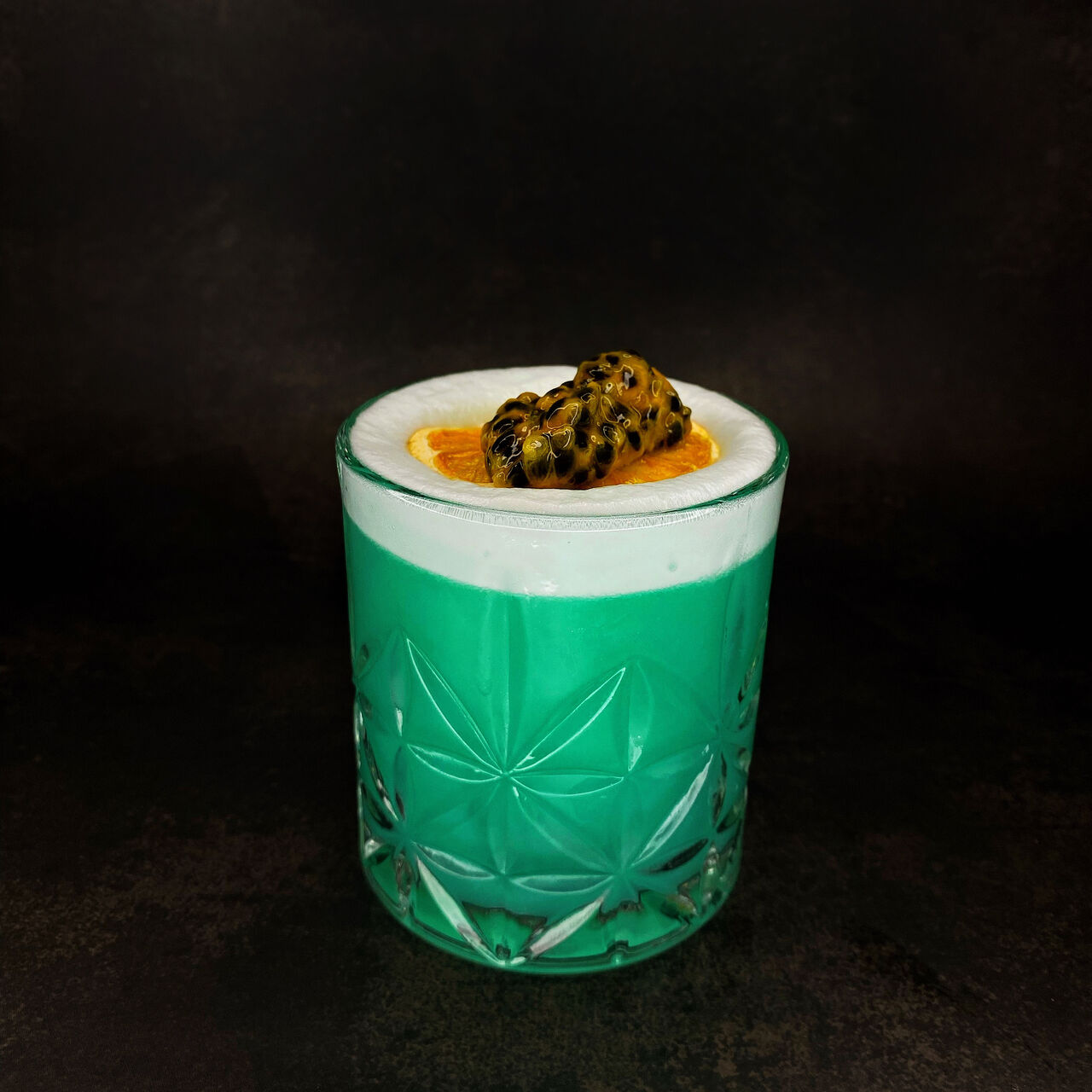 Поєднання джину з цитрусовою хвилею блю кюрасао, на основі тропічного ананасового соку