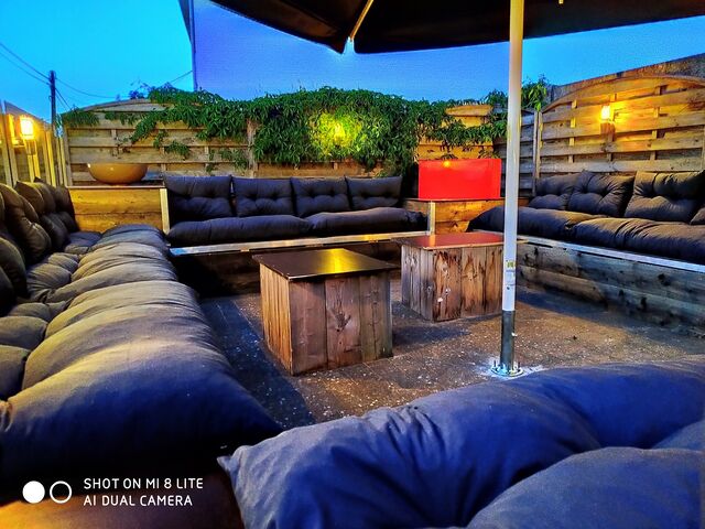 Mooie nieuwe lounge voor een gezellige APERO time met bijvoorbeeld cocktail en fingerfood of voor avond diner. 😎