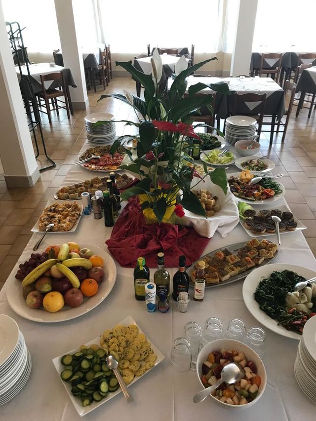 IL BUFFET DEL PRANZO CON MENU DEL GIORNO 