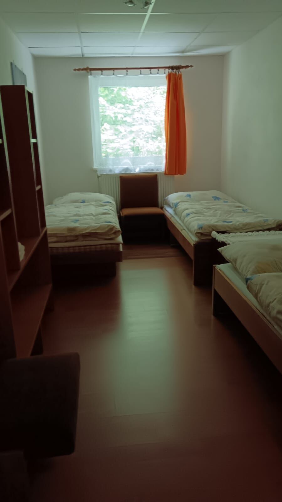 třílůžkový pokoj s umyvadlem