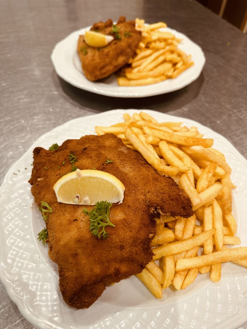 Cordon Bleu mit Beilage und Salat