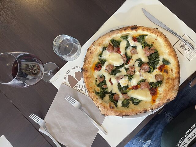 Salsiccia, friarielli, nduja e mozzarella.