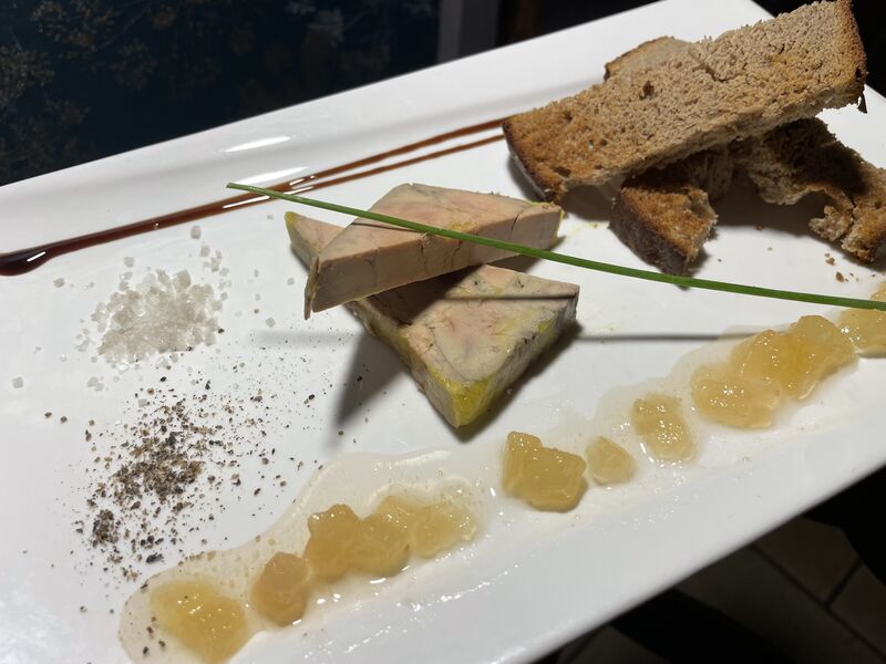 Foie gras mi-cuit avec sa confiture poire et pain épice maison 
