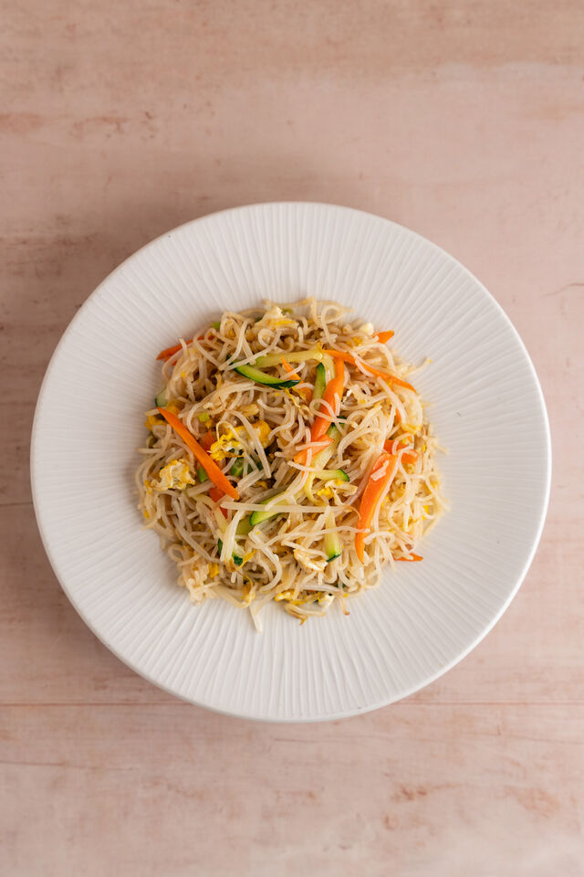 Spaghetti di Riso con Uova e Verdure