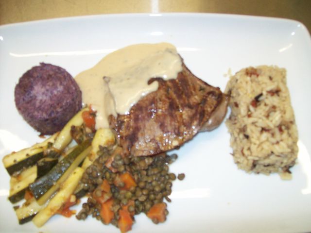 Steak de Bœuf planché au bleu ,poêlée de courgettes,flan de choux rouge ,pilaf de riz aux trois couleurs