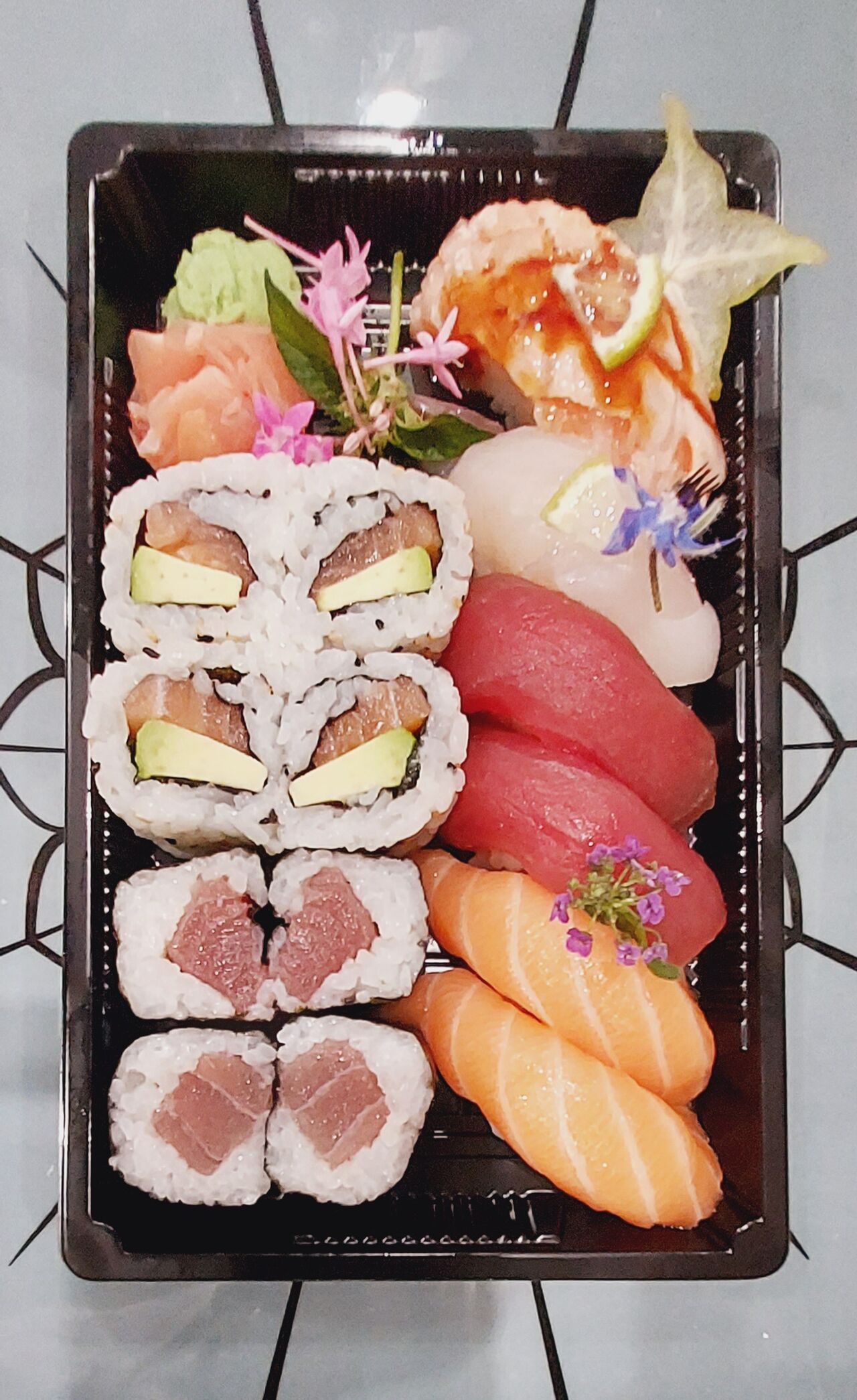 2 suhi saumon - 2 sushi thon - 4 maki Thon - 4 california - 1 suhi daurade - 1 sushi belly