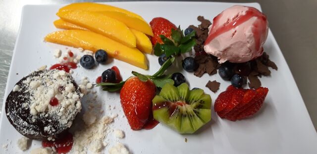 Trilogia de Sobremesa
Fruta fresca laminada, gelado, bolo de chocolate.