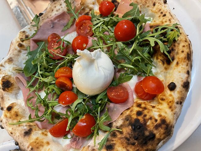Mozzarella, prosciutto crudo, rucola, pomodorini e burrata.