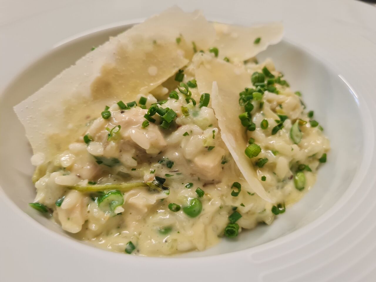 Risotto Arborio cuit al denté avec son poulet fermier . Mascarpone , Parmigiano et huile d'olive truffée . 