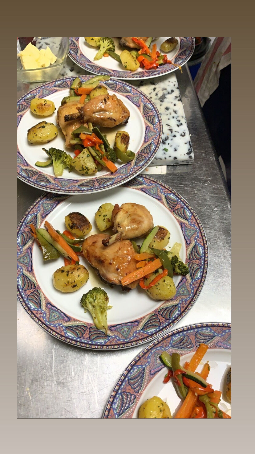 •Cuisse de poulet, pommes sautées, et petit légumes.