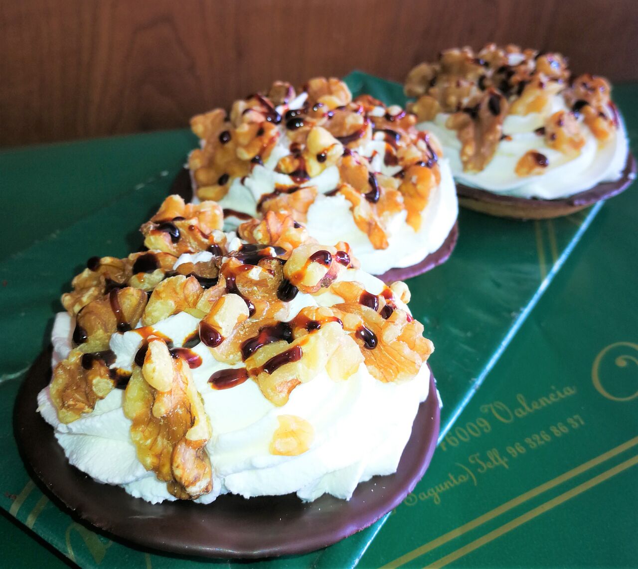 Capricho de Nata con Nueces.
Base de pasta brisa bañada en chocolate con nata y nueces y un toque de caramelo amargo.