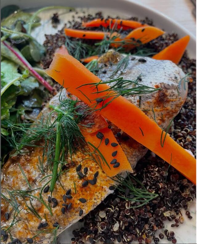 Merlu au vin blanc, quinoa croustillant