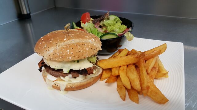Burger du moment au Saint Marcellin, bacon et Viande hachée