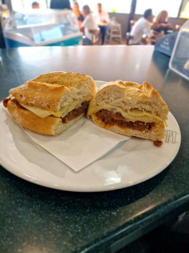 BOCADILLO MECHADA CON QUESO
