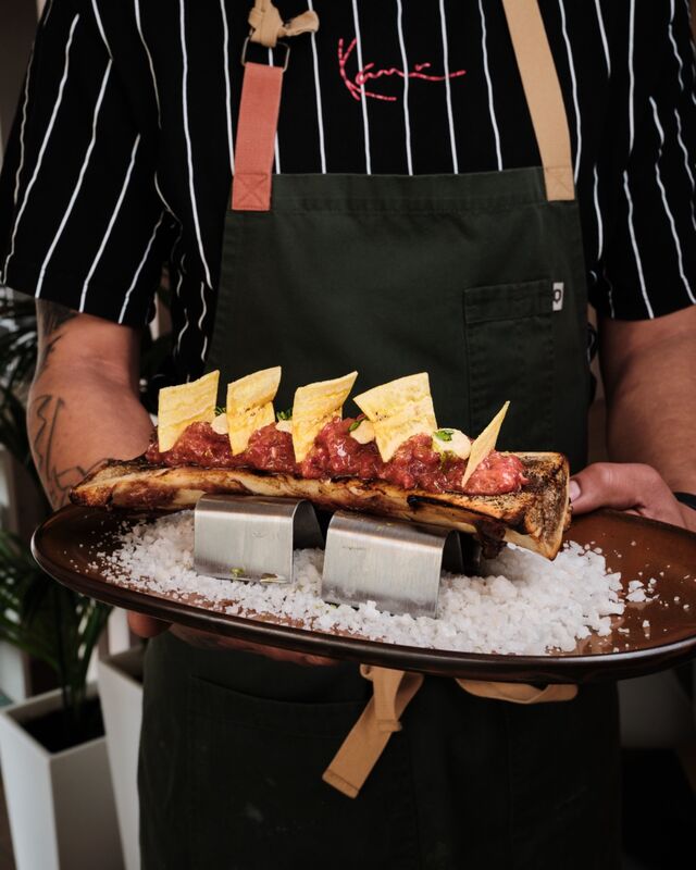 Tuétano a la brasa con steak tartar