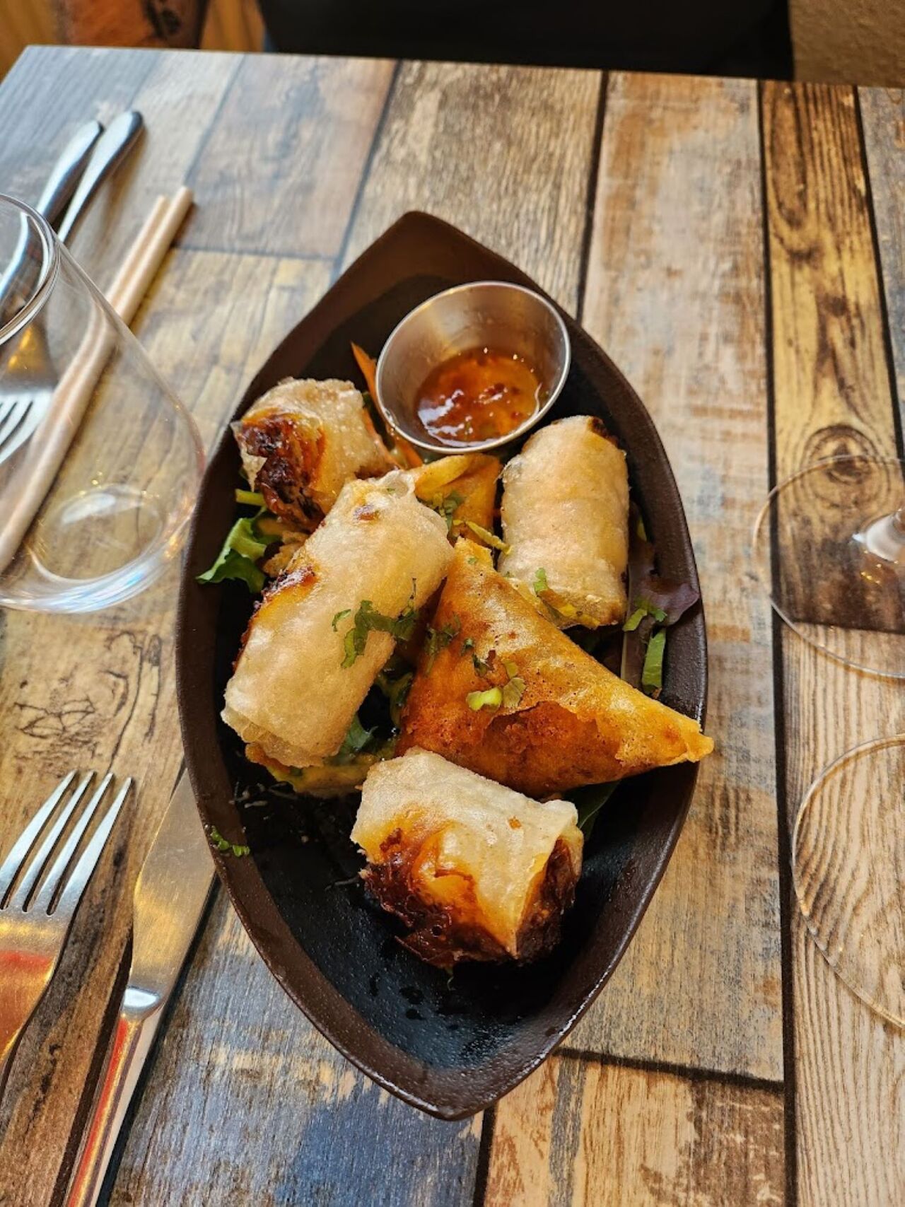Samoussas poulet et nems de porc