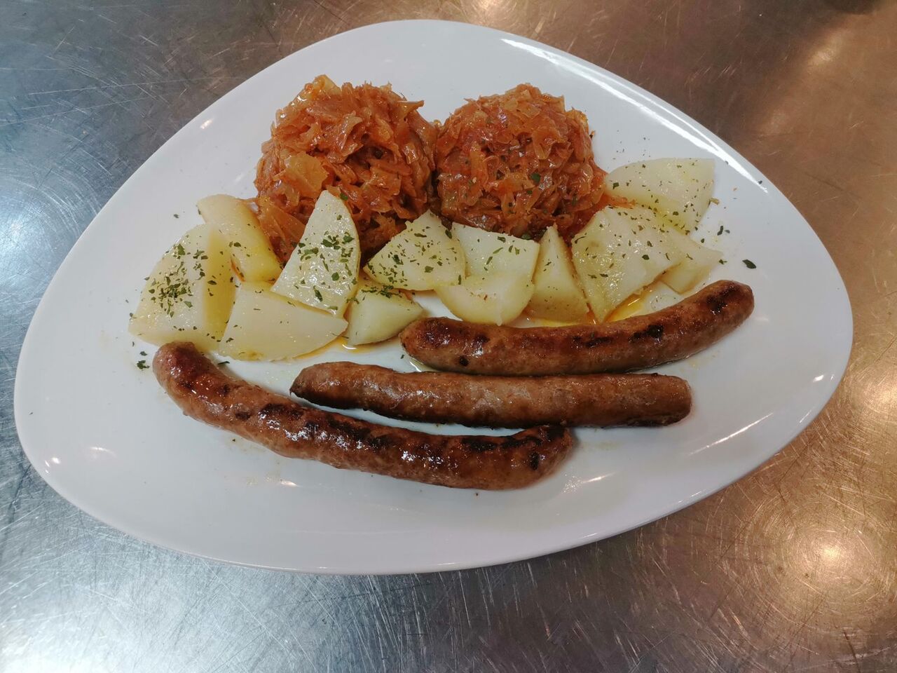 Roštilj kobasica, prženi kupus, kuhani krumpir