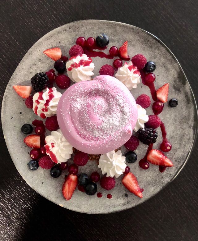 Pavlova aux fruits rouge à la carte d’été du restaurant 