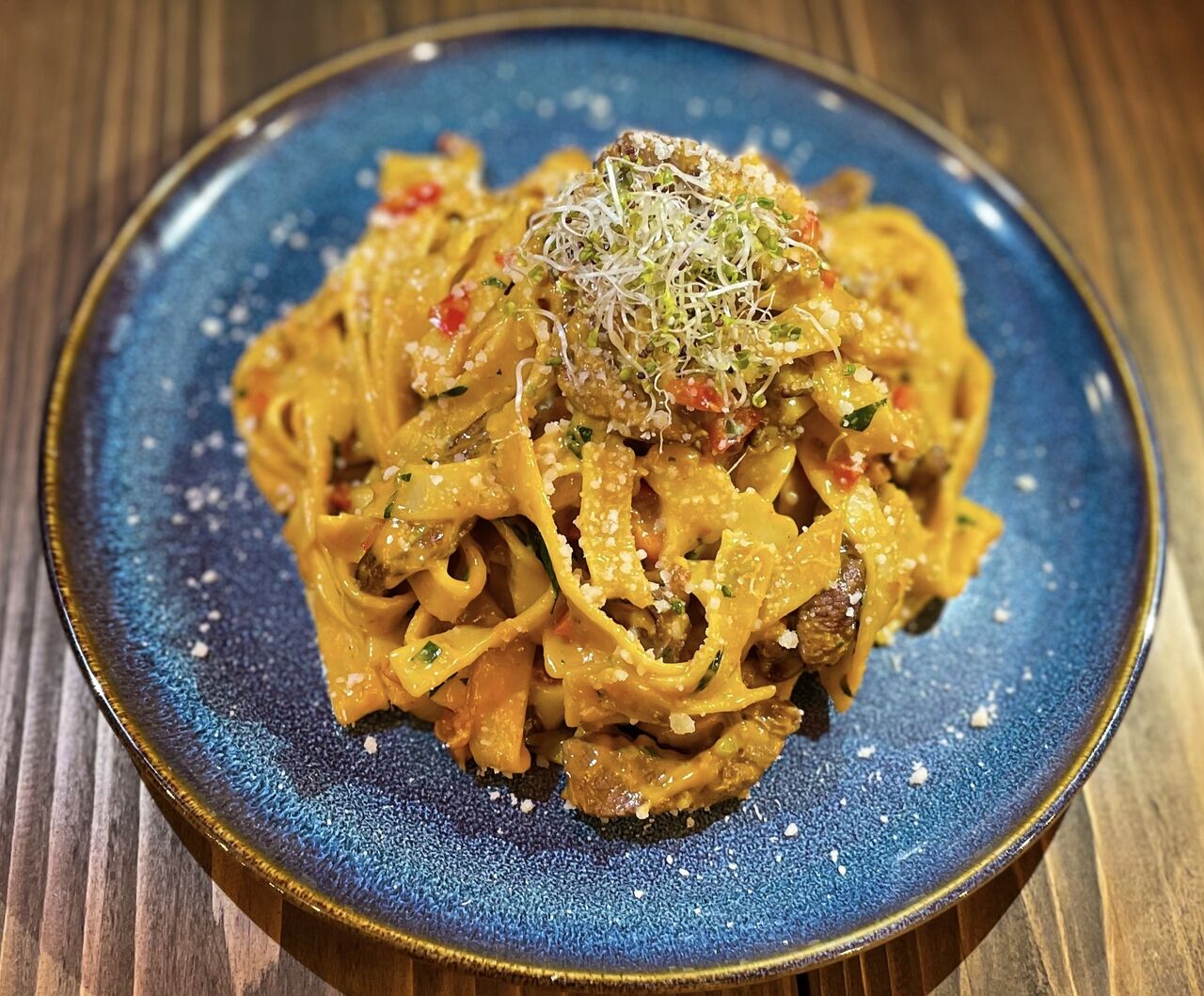 Cheddaros tagliatelle bélszín csíkokkal