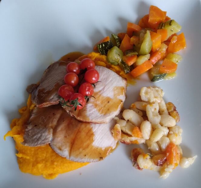 Mignon de porc sur purée de patate douce et poêlée de légumes de saison