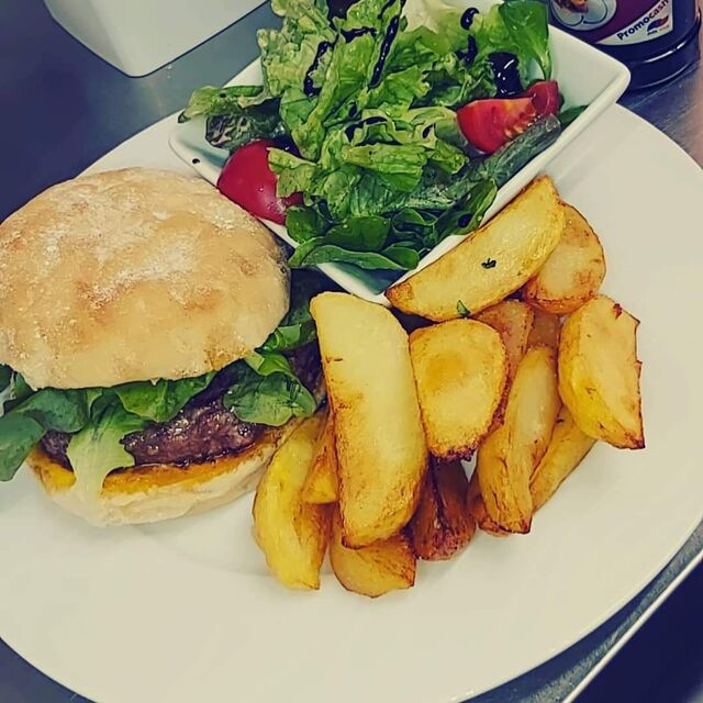 Assiette burger et frites maison 