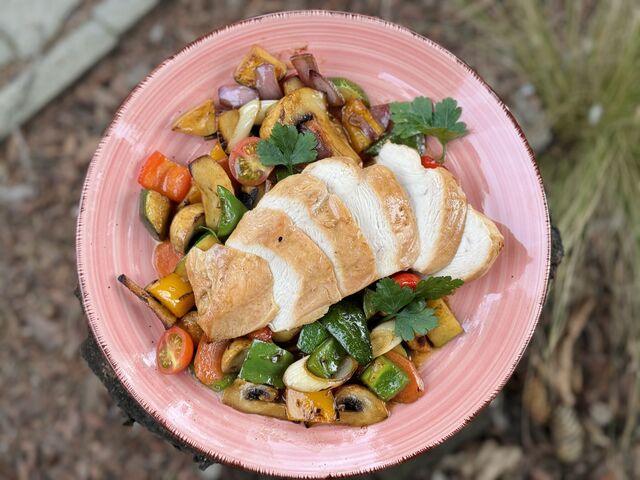  Csirkemell steak grill zöldségekkel és fokhagymás öntettel 