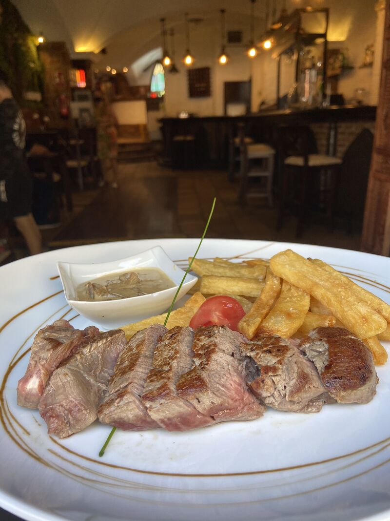 Solomillo en crosta con patatas fritas