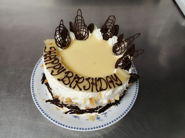 Unsere Torten und Kuchen könnt ihr in verschiedenen Größen bestellen. Schreibt uns gerne eine Mail