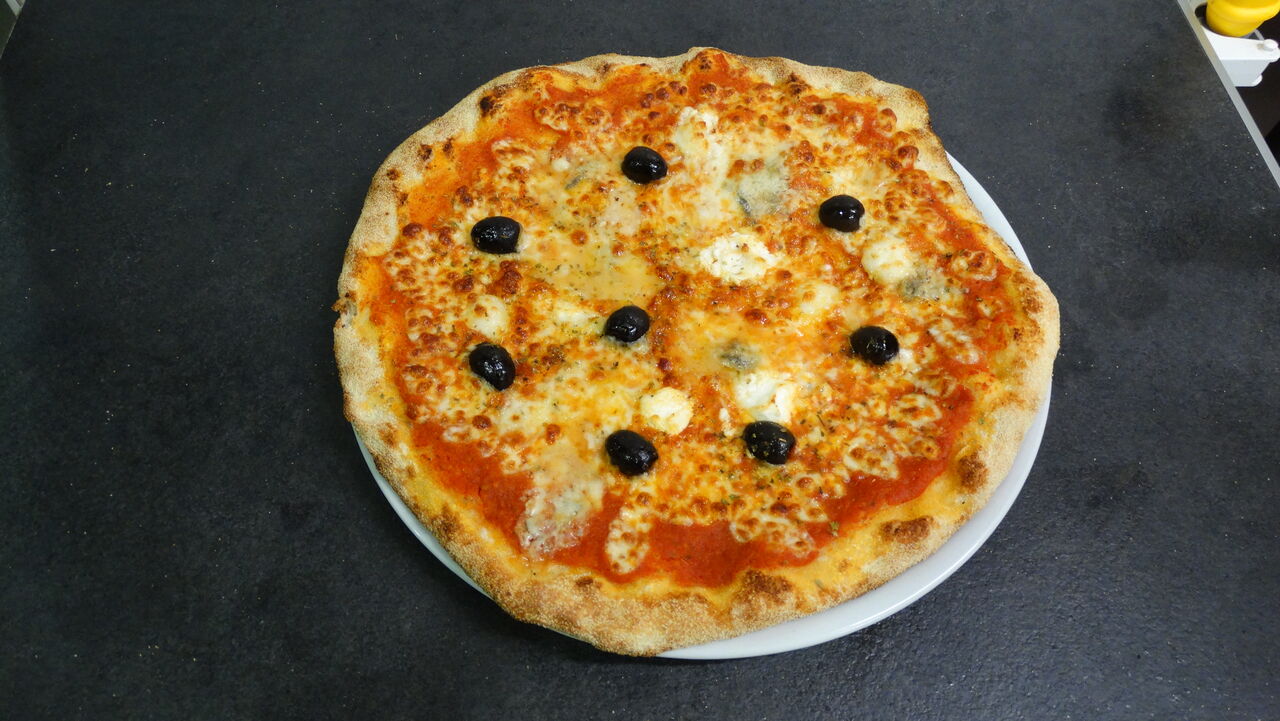 Pizza 4 Fromages:
Sauce tomate(maison), Mozzarella, Gorgonzola, chèvre frais, parmesan AOP, olives (marinées maison)