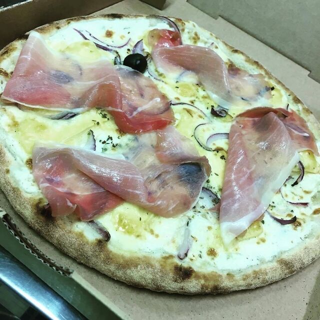 PIZZA: Base créme, vin blanc, mozzarella, oignon rouge, reblochon, jambon cru 