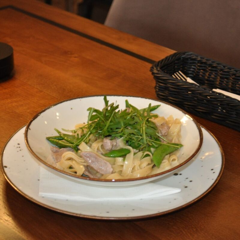 Makaron Tagliatelle z polędwiczką wieprzową, pudrem truflowym i groszkiem cukrowym