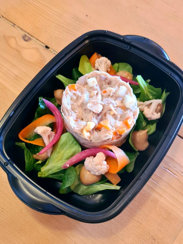 A emporter, Effiloché de lapin sur sablé breton à la noisette, salade de mâche et vinaigrette au miel et moutarde.